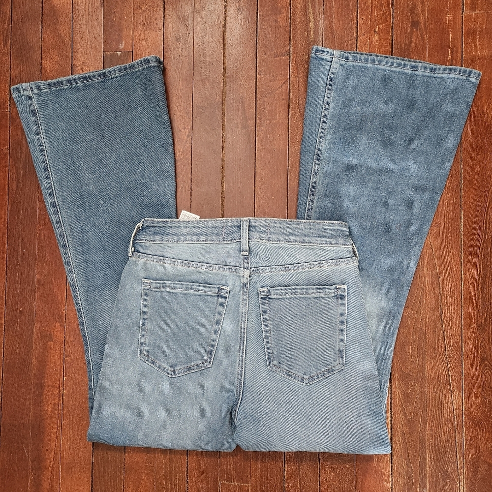 NWT Hollister High-Rise Medium Wash Flare Jeans – Size 6 Short (28W, 30” Inseam) - Picture 4 of 10